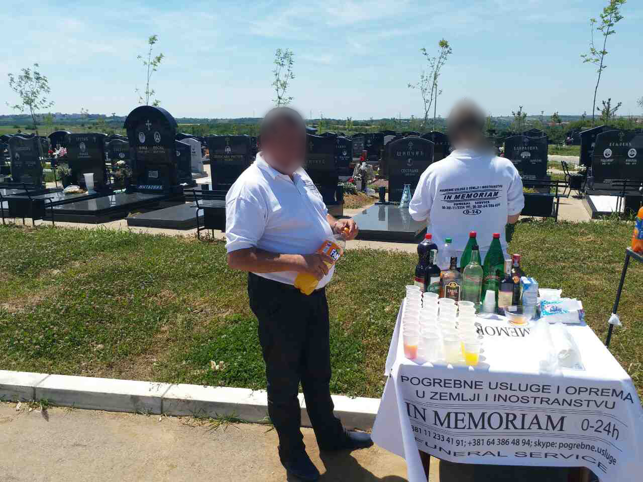 Posluzenje na groblju