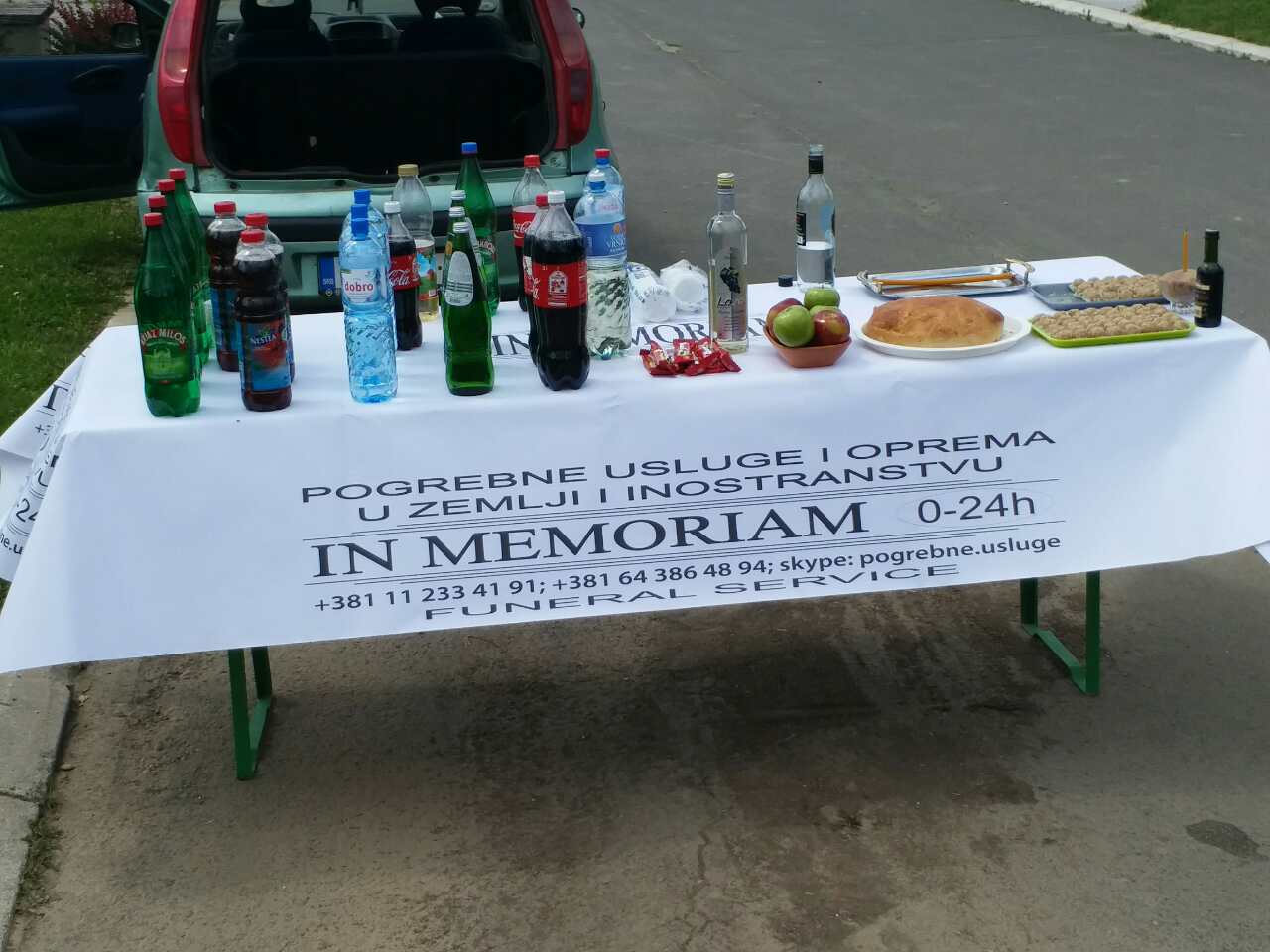 Posluzenje na groblju