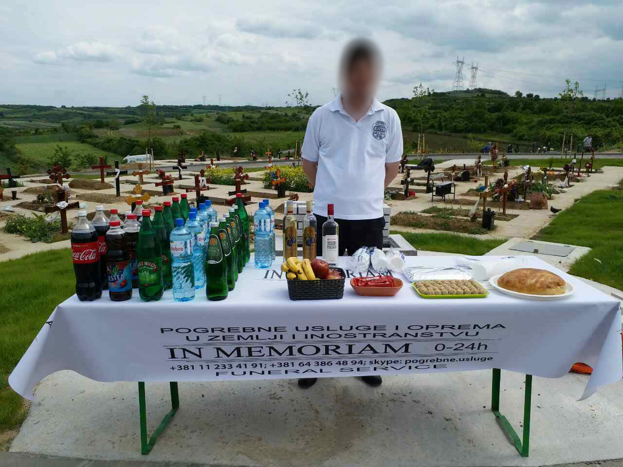 Posluzenje na groblju