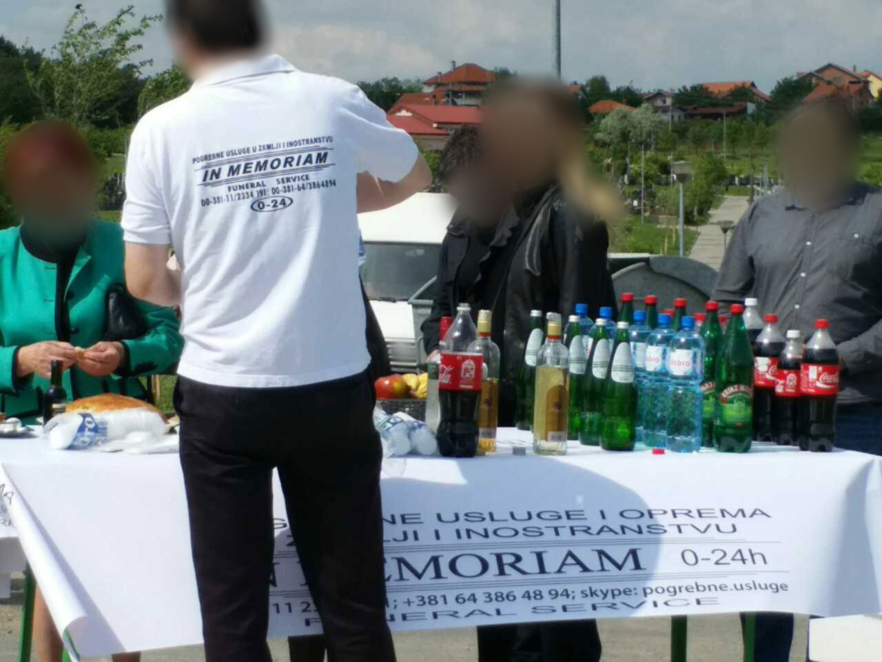 Posluzenje na groblju