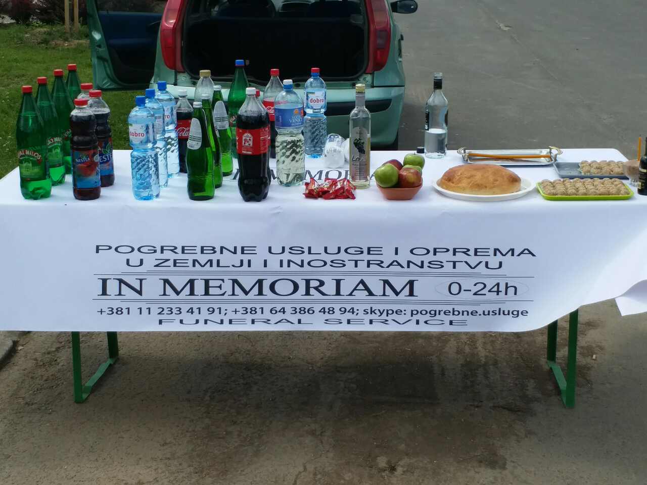 Posluzenje na groblju